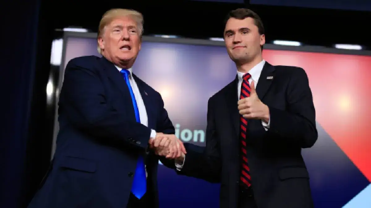 „Charlie Kirk og Donald Trump saman á sviði við pólitískan viðburð.“